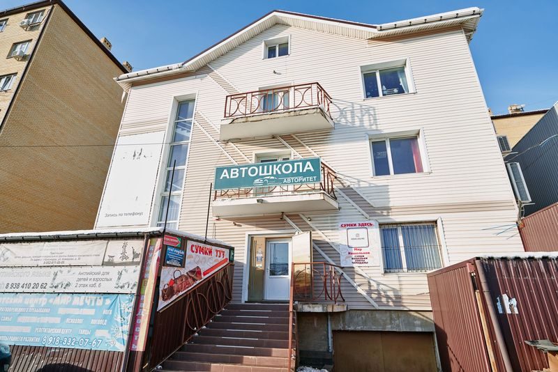 Учебный класс автошколы Авторитет на ул. Комарова, 32